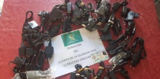 Cargadores de móvil donados por la Guardia Civil de Horche.
