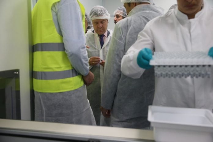 Page, durante la inauguración de una ampliación de Chemo en Azuqueca.