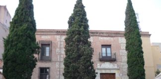 Palacio de la Cotilla, cuan do aún sobrevivían sus tres cipreses. (Foto: Archivo de La Crónic@)