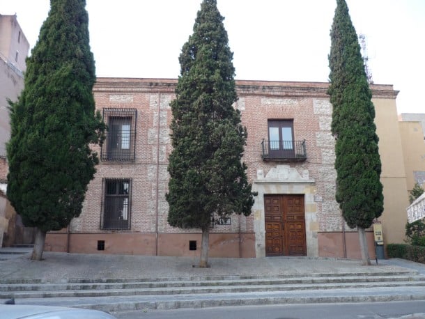 Palacio de la Cotilla, cuan do aún sobrevivían sus tres cipreses. (Foto: Archivo de La Crónic@)