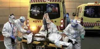 Momento del traslado a Madrid de la paciente hondureña ingresada en el Hospital de Guadalajara. (Foto: El País)