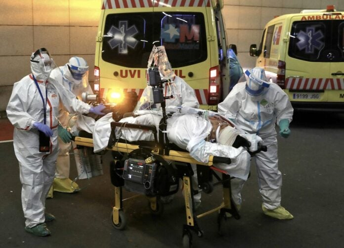 Momento del traslado a Madrid de la paciente hondureña ingresada en el Hospital de Guadalajara. (Foto: El País)