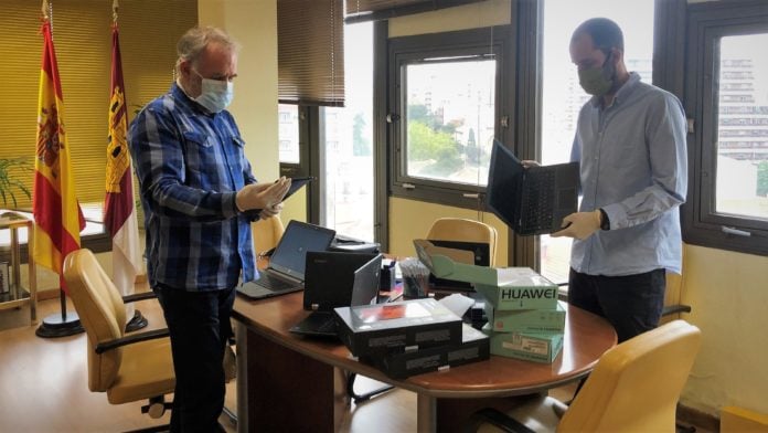 Algunos de los equipos informáticos puestos a disposición de estudiantes de Guadalajara durante la pandemia de coronavirus.