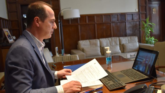 Alberto Rojo, alcalde de Guadalajara, en su despacho en abril de 2020, en plena crisis del coronavirus.