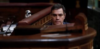 Pedro Sánchez, accediendo al estrado del Congreso de los Diputados. (Foto: EP)