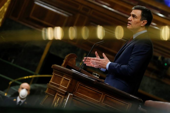 El presidente del Gobierno, Pedro Sánchez, durante su intervención en el pleno del Congreso celebrado el Jueves Santo para aprobar una nueva prórroga del estado de alarma. (Foto: EP)