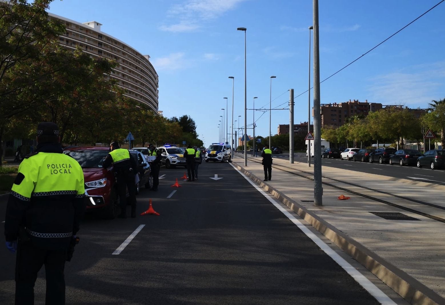 Control de la Policía Local de Alicante en la Playa de San Juan, con motivo de la Semana Santa de 2020.