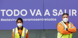 Trabajadores sanitarios del hospital de campaña montado en IFEMA.