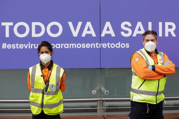 Trabajadores sanitarios del hospital de campaña montado en IFEMA.