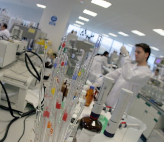 Laboratorio de Chemo, empresa que cuenta con una planta en Azuqueca de Henares.