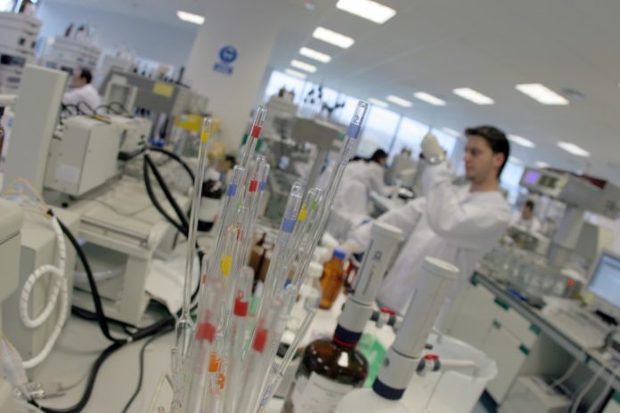 Laboratorio de Chemo, empresa que cuenta con una planta en Azuqueca de Henares.