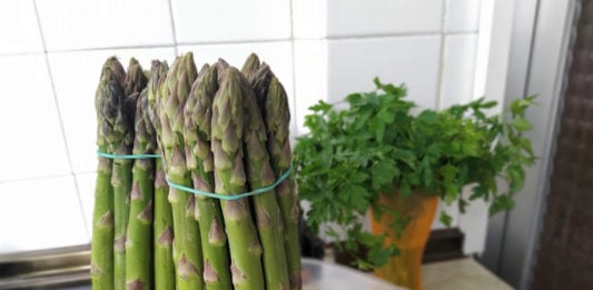 Los espárragos verdes de Guadalajara son de cine Manojos de espárragos en una cocina de Guadalajara, en abril de 2020. (Foto: La Crónic@)