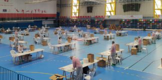 El Ayuntamiento de Azuqueca lleva 10 mascarillas a cada domicilio Preparando las mascarillas en Azuqueca, para su reparto.