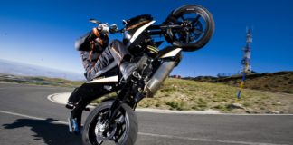 Caballito con una moto de carretera.