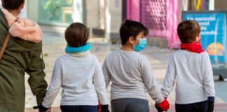Niños por la calle de una ciudad española.