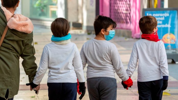 Niños por la calle de una ciudad española.