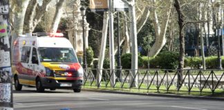 Ambulancia en el Paseo del Prado, de Madrid. (Foto: La Crónic@)