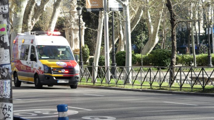 Ambulancia en el Paseo del Prado, de Madrid. (Foto: La Crónic@)