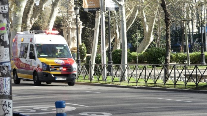 p1030569-2 Ambulancia en el Paseo del Prado, de Madrid. (Foto: La Crónic@)