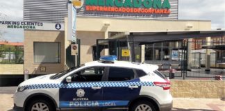 Patrulla de la Policía Local de alovera ante el supermercado "víctima" de los robos de carritos.