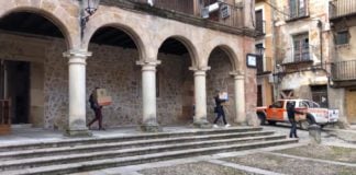 Reparto de mascarillas y guantes en Sigüenza por parte del Ayuntamiento, el 20 de abril pasado.