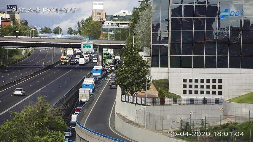 Retención de tráfico a la salida de Madrid, por un control, el 30 de abril de 2020.