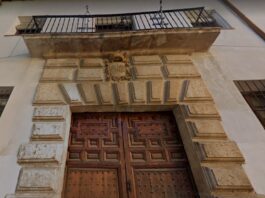 Del pasado señorial del palacete de la plaza de San Esteban queda su puerta y parte del interior.