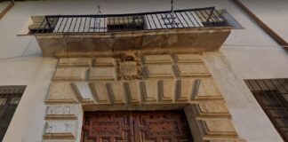 Del pasado señorial del palacete de la plaza de San Esteban queda su puerta y parte del interior.
