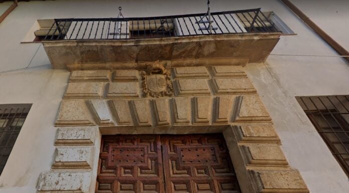 De edificio abandonado a hotel de lujo: así está el caserón de la Plaza de San Esteban y esta es su historia Del pasado señorial del palacete de la plaza de San Esteban queda su puerta y parte del interior.