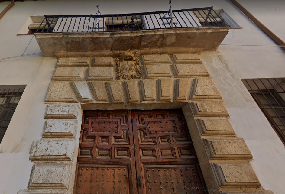 Del pasado señorial del palacete de la plaza de San Esteban queda su puerta y parte del interior.