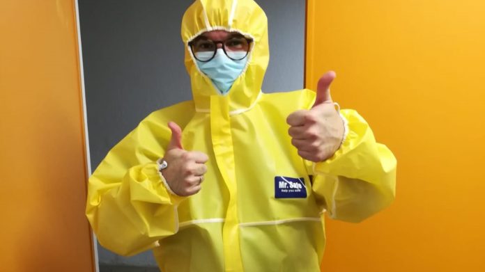 Uno de los trajes de protección donados por BNI al Hospital de Guadalajara.