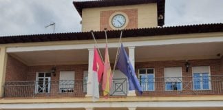 Ayuntamiento de Villanueva de la Torre, con sus banderas a media asta.