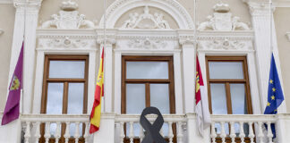 Lazo negro en el Ayuntamiento de Guadalajara.