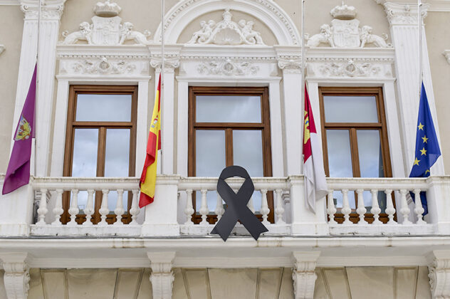 Lazo negro en el Ayuntamiento de Guadalajara.