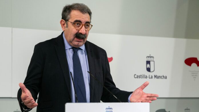 El consejero de Sanidad, Jesús Fernández Sanz, durante la rueda de prensa.