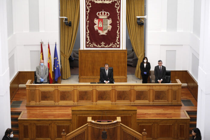 Minuto de silencio de las Cortes de Castilla-La Mancha el 2 de mayo de 2020.