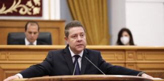 García Page, en la sesión extraordinaria de las Cortes de Castilla-La Mancha el 2 de mayo de 2020