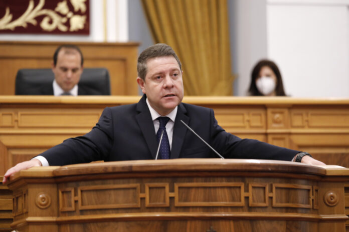 García Page, en la sesión extraordinaria de las Cortes de Castilla-La Mancha el 2 de mayo de 2020