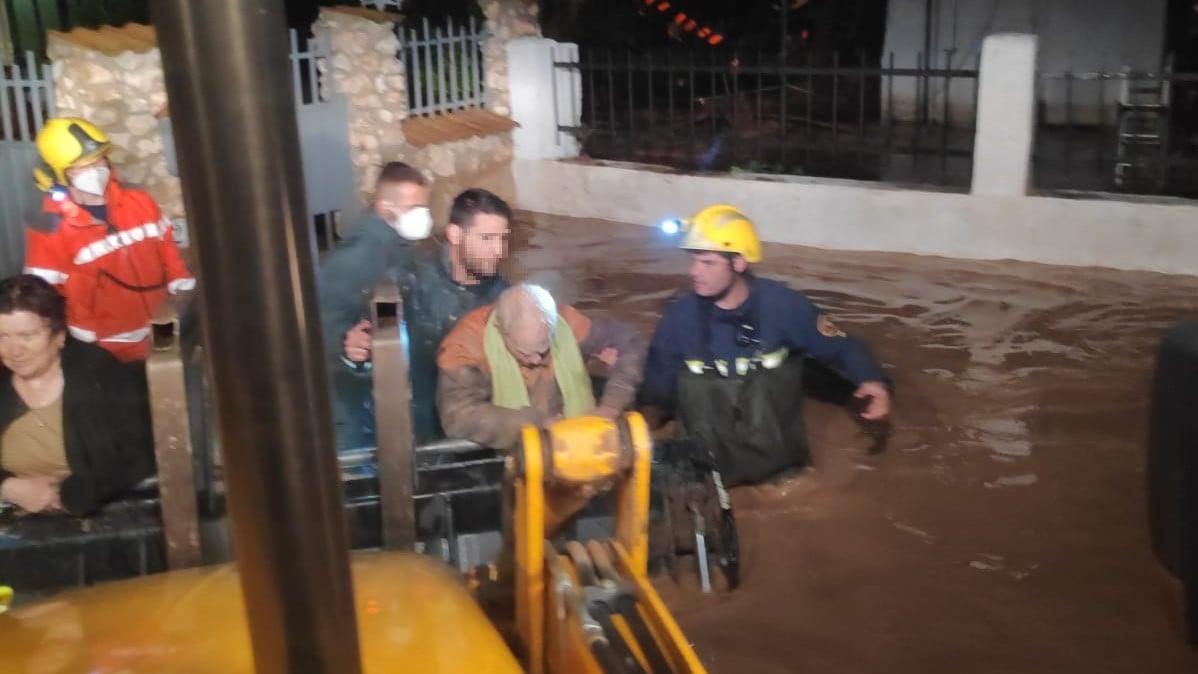 Momento de la evacuación en Hita la noche del 25 de mayo de 2020. (Foto: Guardia Civil)