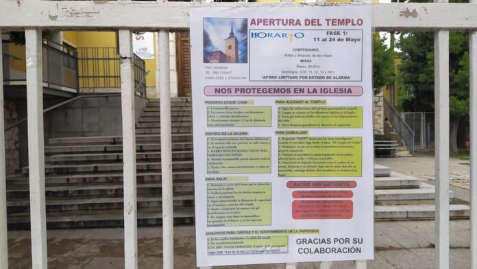 Aviso con las nuevas normas para las misas en una iglesia de Guadalajara. (Foto: La Crónic@)