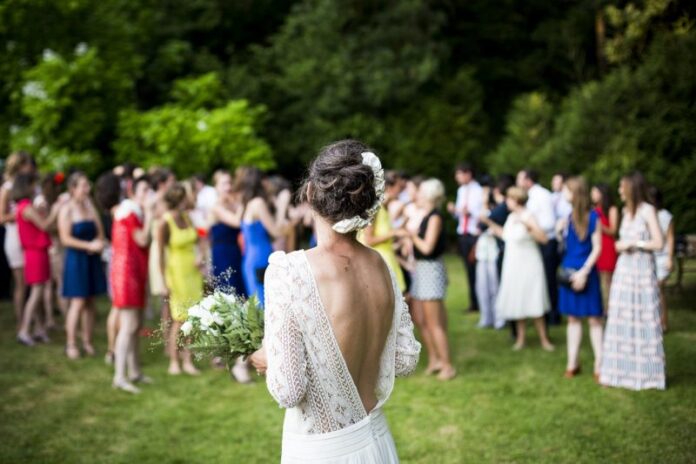 Celebración de una boda al aire libre.
