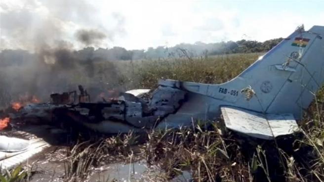 Restos de la avioneta siniestrada, donde viajaban los cuatro españoles que iban a ser repatriados.