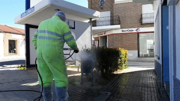 Desinfectando en un pueblo de Guadalajara con efectivos de la Diputación.