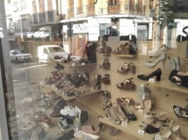 Escaparate de un pequeño comercio de Guadalajara el 4 de mayo de 2020. (Foto: La Crónic@)