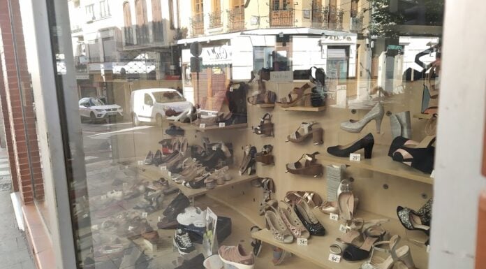 Escaparate de un pequeño comercio de Guadalajara el 4 de mayo de 2020. (Foto: La Crónic@)