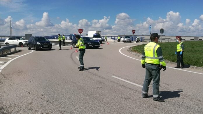 Control de la Guardia Civil en una carretera de la provincia de Guadalajara.