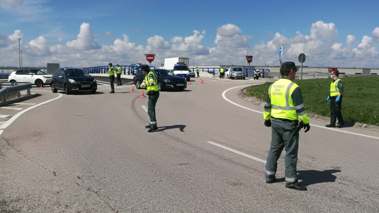 Control de la Guardia Civil en una carretera de la provincia  de Guadalajara.