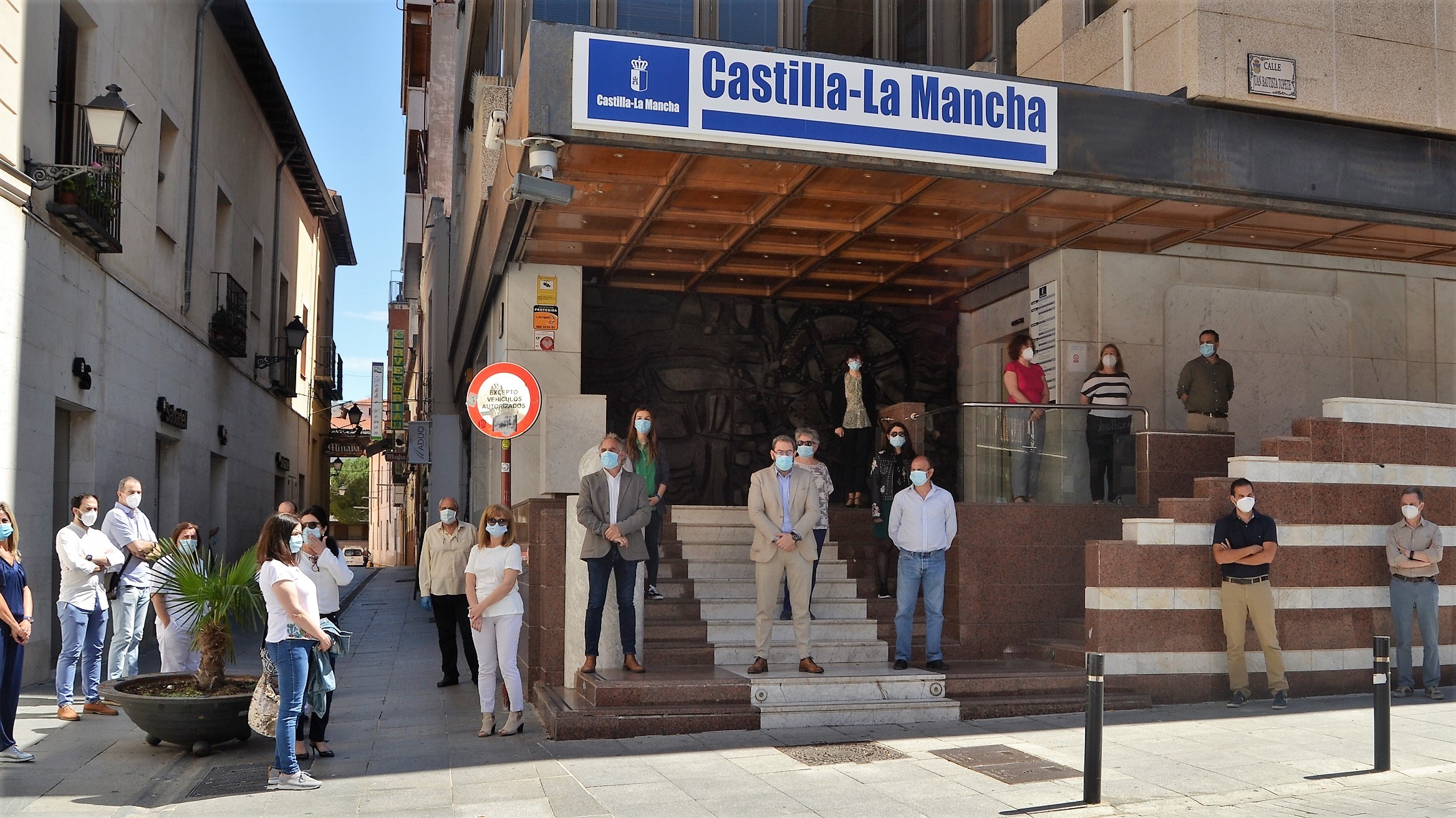 Minuto de silencio ante la Delegación de la Junta en Guadalajara el 27 de mayo de 2020.