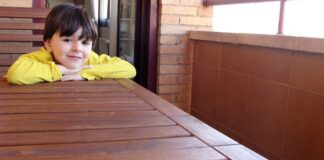 El pequeño David López, en su domicilio familiar.