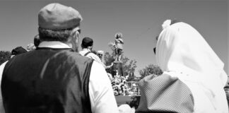 Dos chulapos de Madrid, en la Pradera de San Isidro y ante la imagen del santo